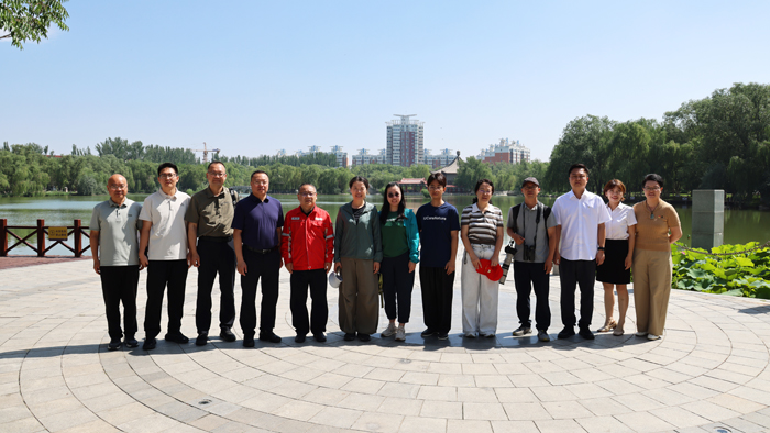 世界自然保护联盟（IUCN）中国代表处在燕鸽湖开展实地调研并合影（胡小强 摄）.jpg