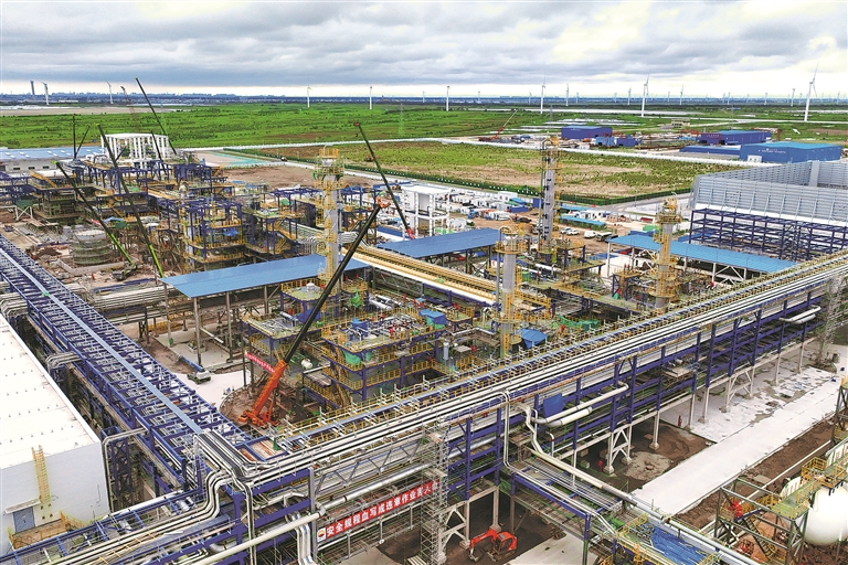 图为工程建设公司（CPECC）承建的蓝海新材料（通州湾）公司高端聚烯烃新材料项目施工现场。 杨智翔 谭诗凡 摄.bmp